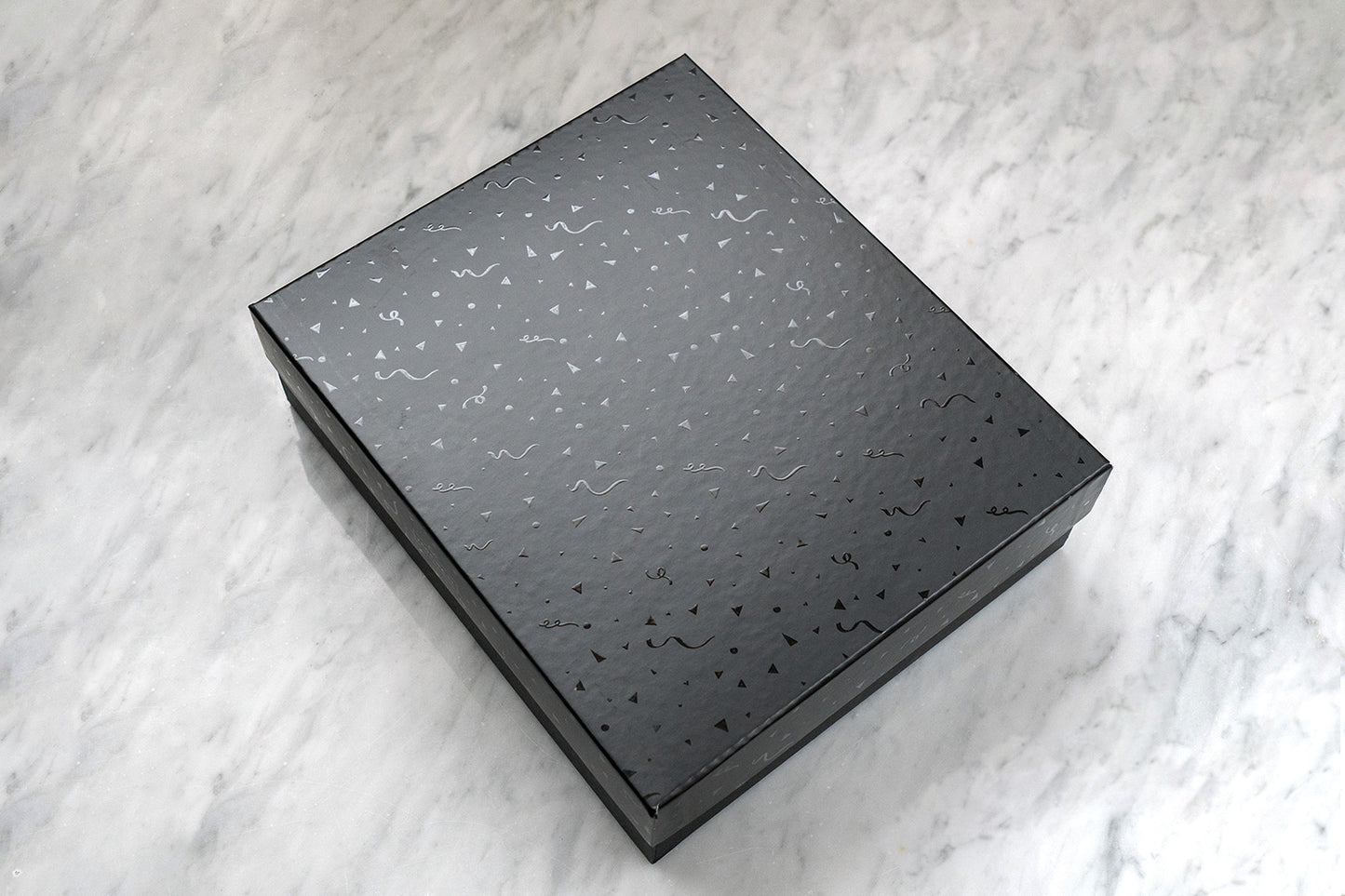 Caja de cartón 32x36x10 cms.