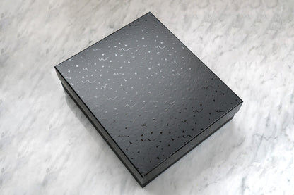 Caja de cartón 32x36x10 cms.